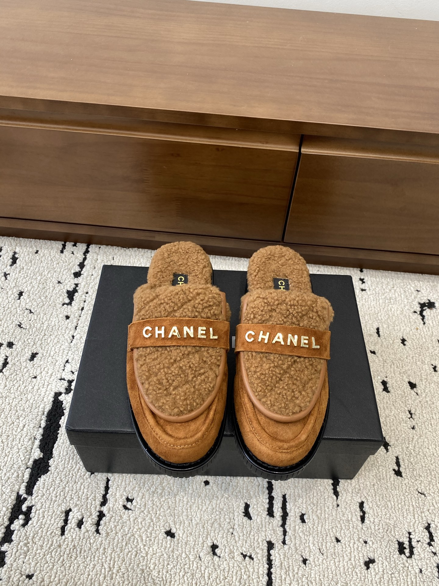 wsxc1762952723902_0 Chanel Fashion Slippers - Image 1