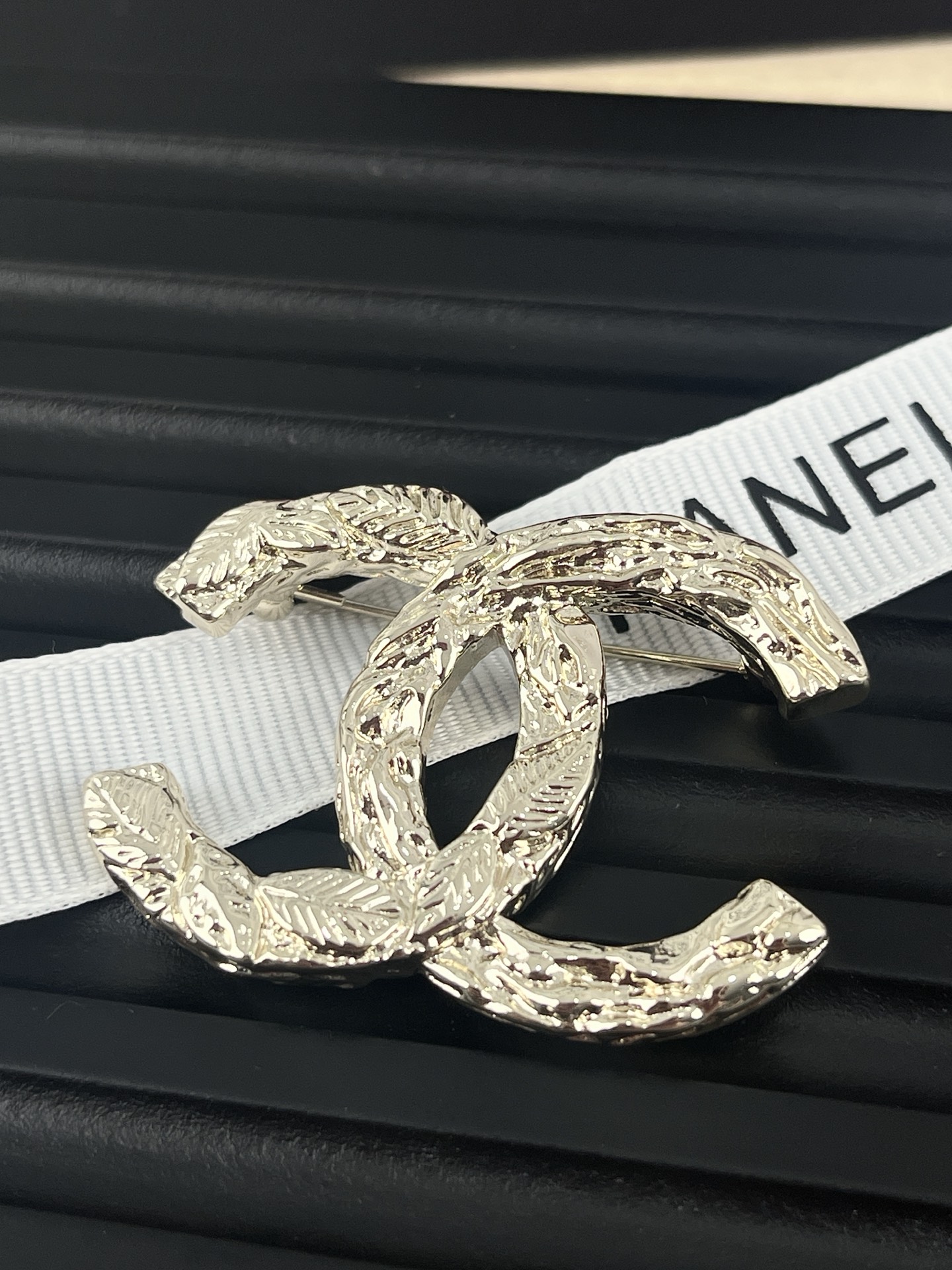 wsxc1774481931042_0 Chanel brooch - Image 1