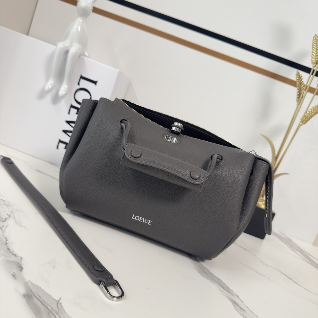 wsxc1775834204898_0 LOEWE Fashion Bag - Image 1