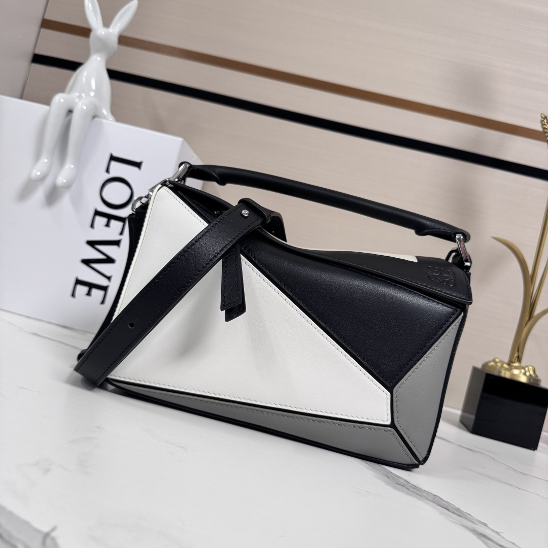wsxc1775844513261_0 LOEWE Fashion Bag - Image 1