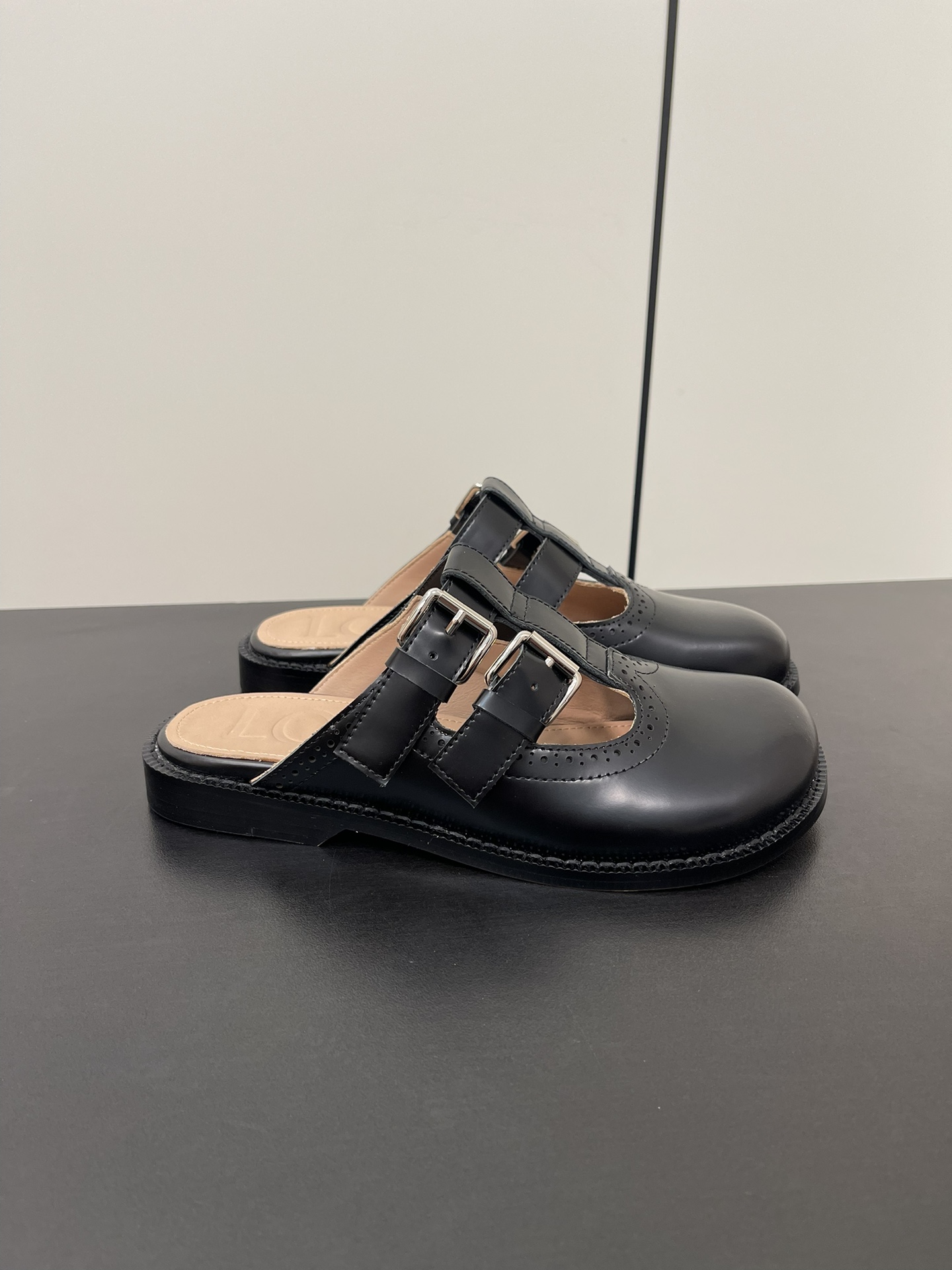 wsxc1776300938801_0 Loewe Fashion Slippers - Image 1