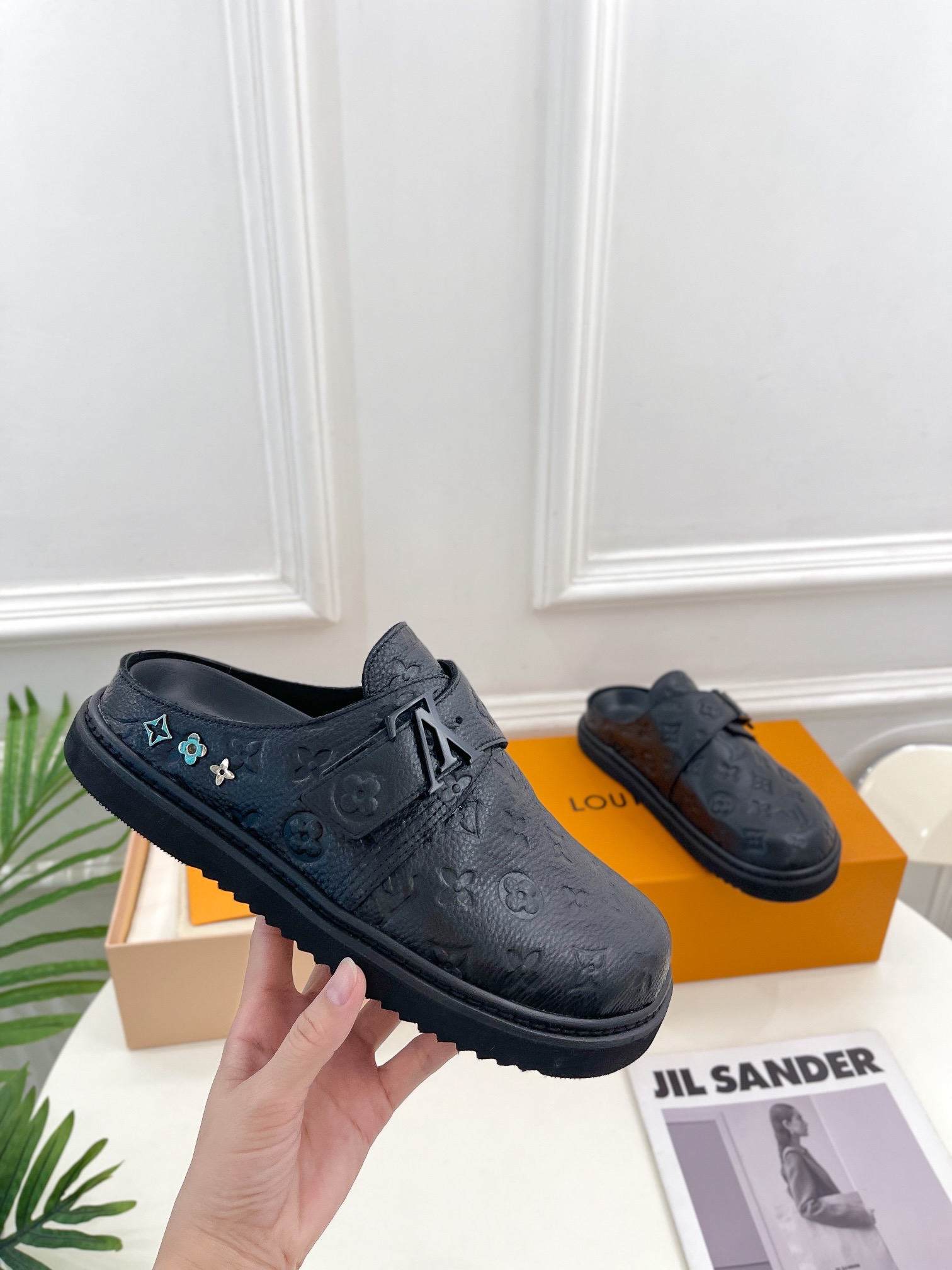 wsxc1777103772531_0 Louis Vuitton Fashion Slippers - Image 1