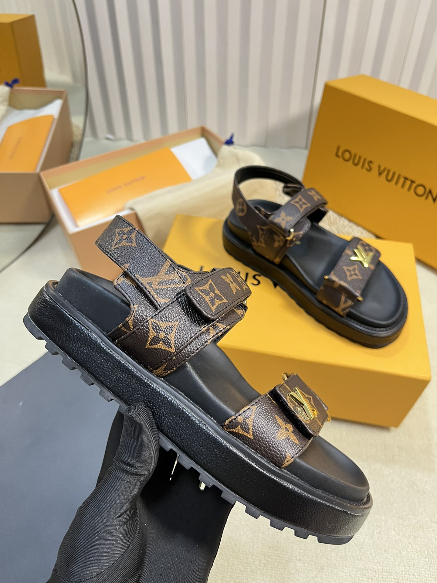 wsxc1777255237399_5 Louis Vuitton Fashion Sandals - Image 1