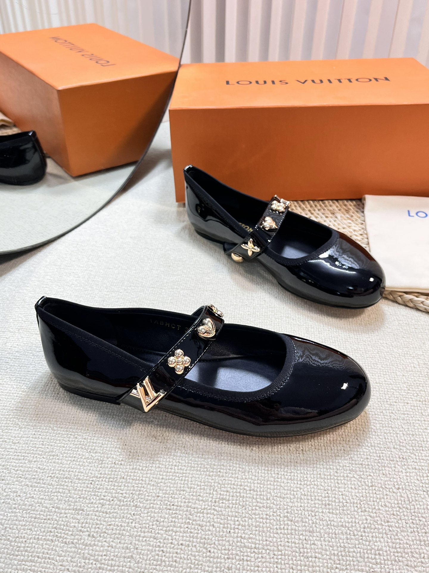 wsxc1777257661837_1 Louis Vuitton Fashion Shoes - Image 1