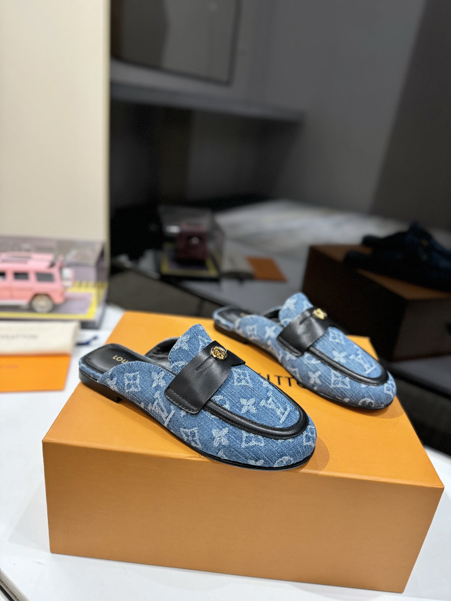 wsxc1777338448804_0 Louis Vuitton Fashion Slippers - Image 1