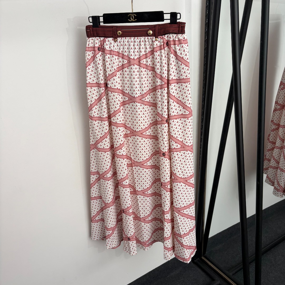 wsxc1782249865662_0 Louis Vuitton skirt - Image 1