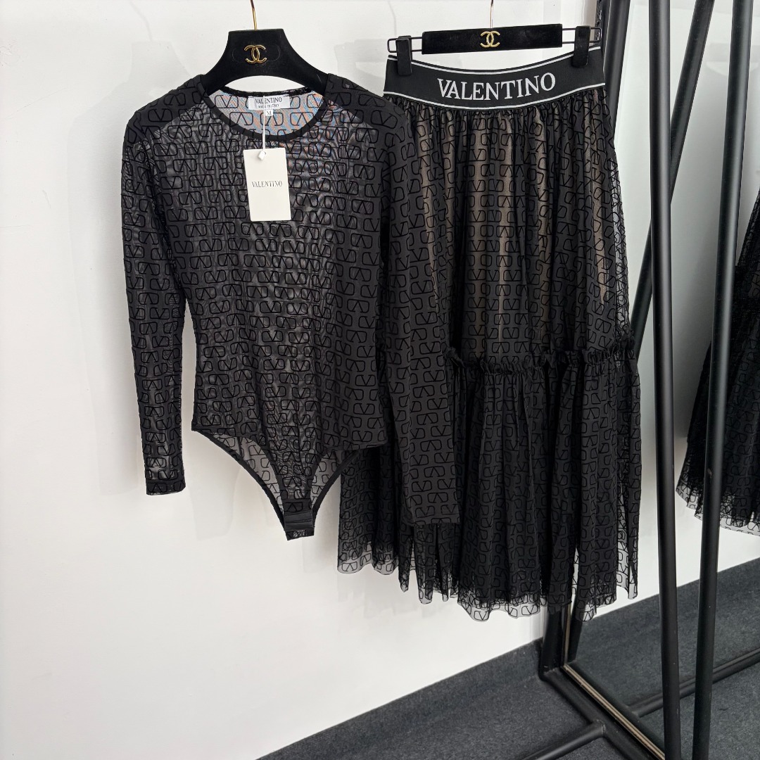 wsxc1782692108398_0 Valentino set - Image 1
