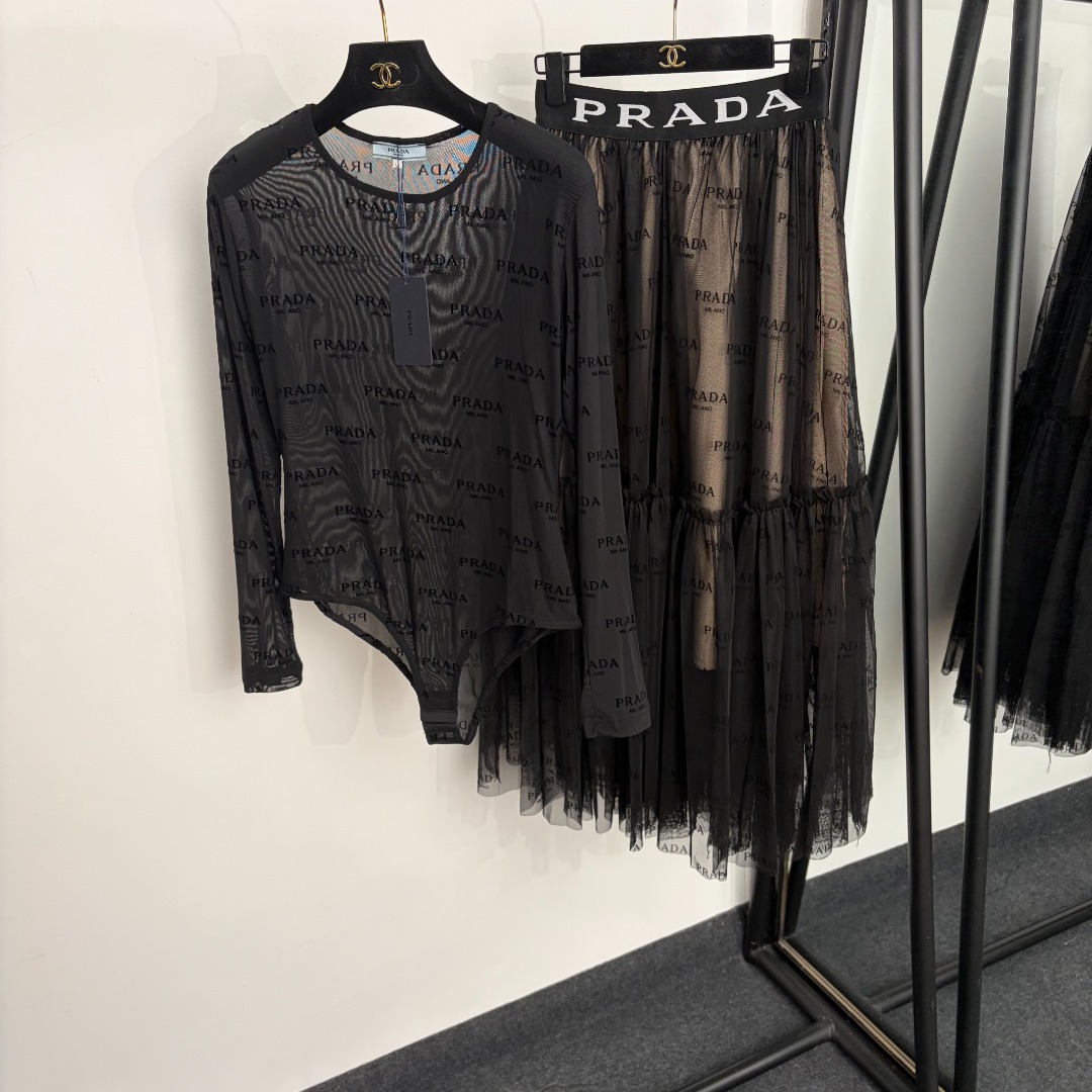 wsxc1783041210212_0 Prada set - Image 1